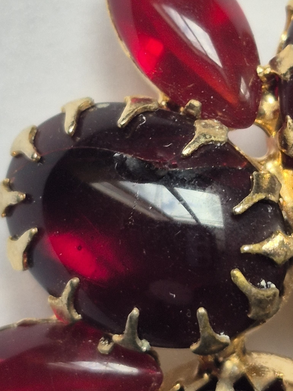 Vintage Deep Ruby Red Glass Cluster Brooch – Gold Tone Statement Pin - Picture 6 of 6
